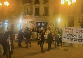 Manifestación frente al Teatro Principal de Alicante.