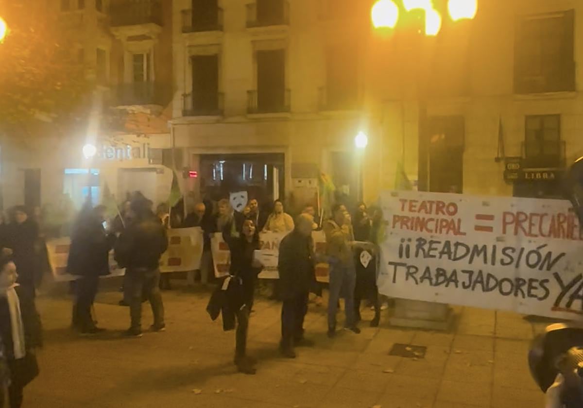 Manifestación frente al Teatro Principal de Alicante.