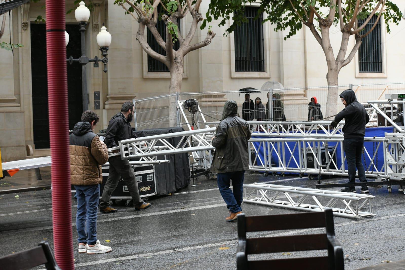 La lluvia no impide el montaje de los escenarios del carnaval en la Rambla.