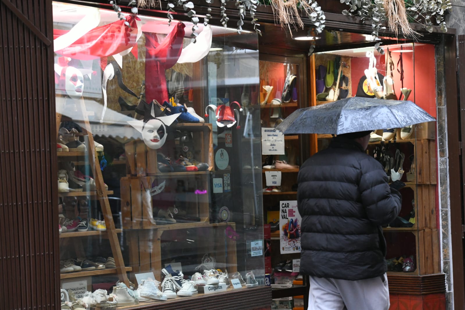 El viento y la lluvia protagonizan la jornada comercial del carnaval en Alicante