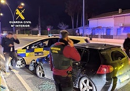 Colisicón del vehículo de la banda criminal contra los coches de Policía.