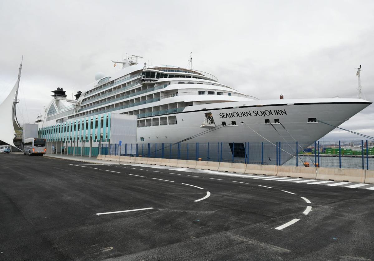 Crucero Soubourn atracado en el puerto de Alicante.