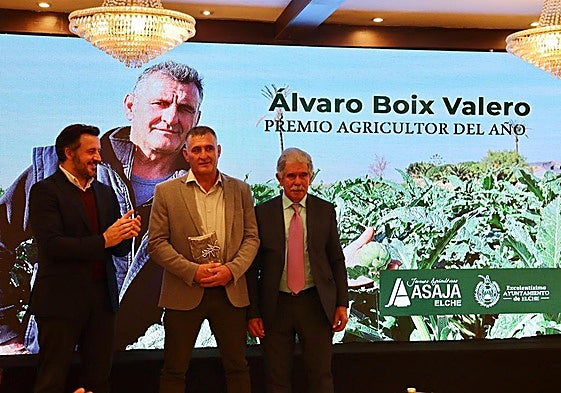 El alcalde de Elche y el presidente de Asaja Elche posan junto a Álvaro Boix, elegido agricultor del año en la Nit del Camp d´Elx.