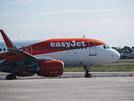 Avión de Easyjet en el aeropuerto de Alicante-Elche.