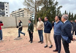 Visita del alcalde, Pablo Ruz, y el concejal de Servicios, Claudio Guilabert, en la visita a las obras de la pasarela de Altabix.