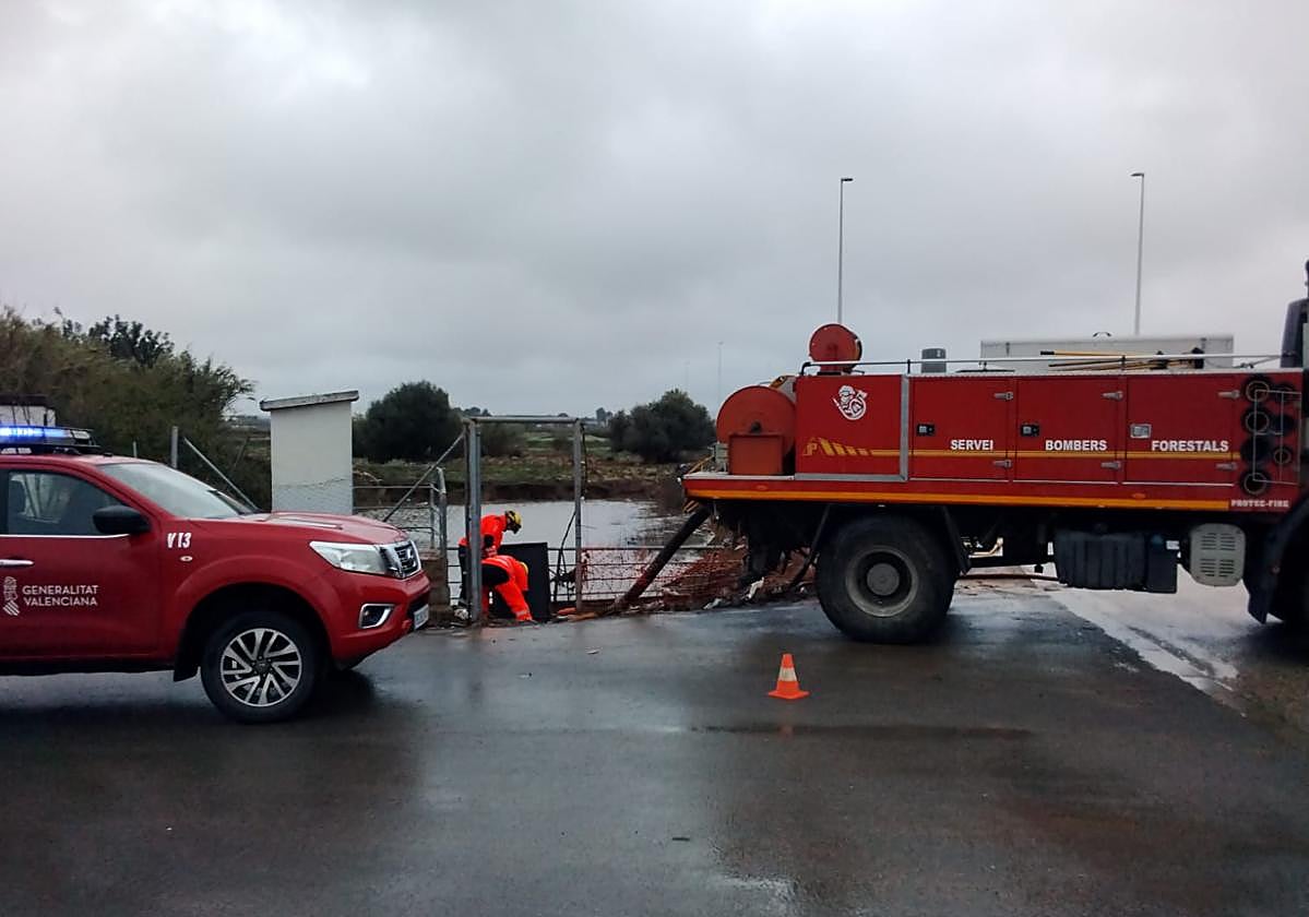 Los bomberos forestales de la Generalitat durante una intervención por las fuertes lluvias este lunes.