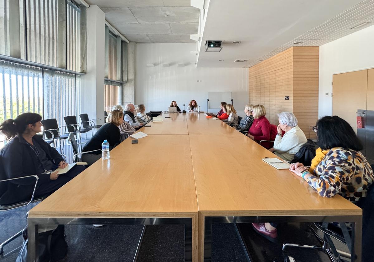 Reunión de los responsables del departamento dianense con asociaciones de cáncer de la Marina Alta.