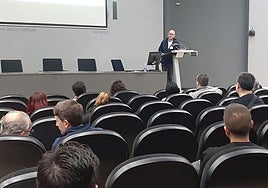 Las sesiones que han comenzado este lunes en el salón de actos del hospital.