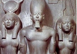 Tríada de Micerinos. En ella se encuentran representados el faraón, la diosa Hathor y la divinidad protectora del nomo de Cinópolis.