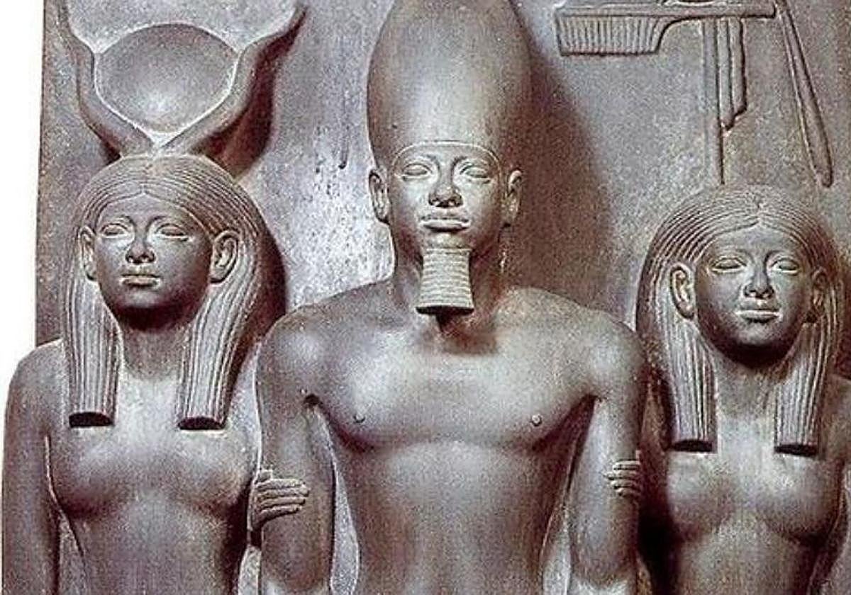 Tríada de Micerinos. En ella se encuentran representados el faraón, la diosa Hathor y la divinidad protectora del nomo de Cinópolis.