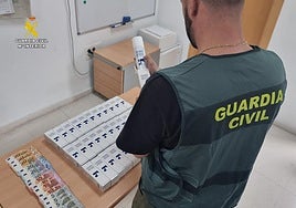 Los botes de cloretilo y billetes decomisados a los dos detenidos.