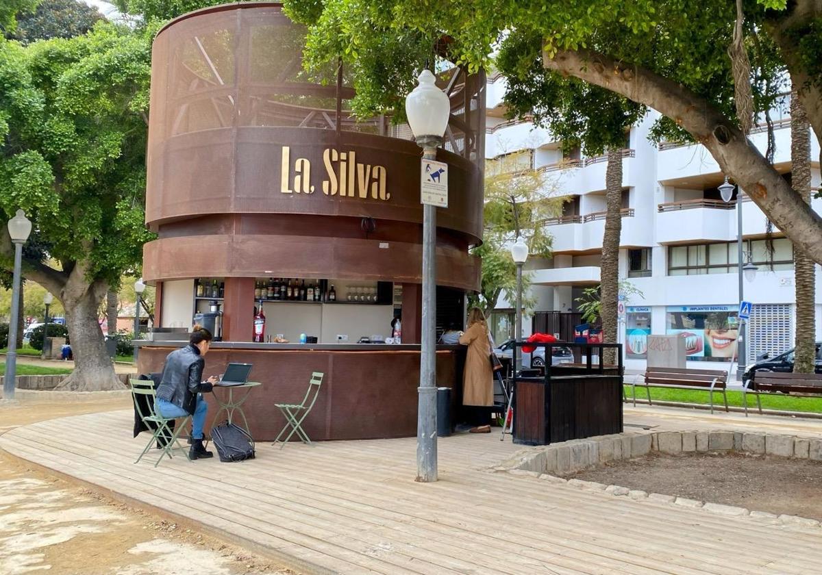 El nuevo quiosco de Alicante para tomar algo bajo la sombra de los ficus
