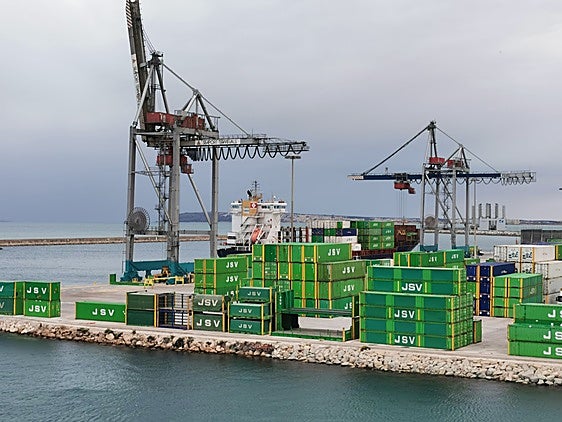 Un buque carga contenedores en la terminal de JSV en el puerto de Alicante.