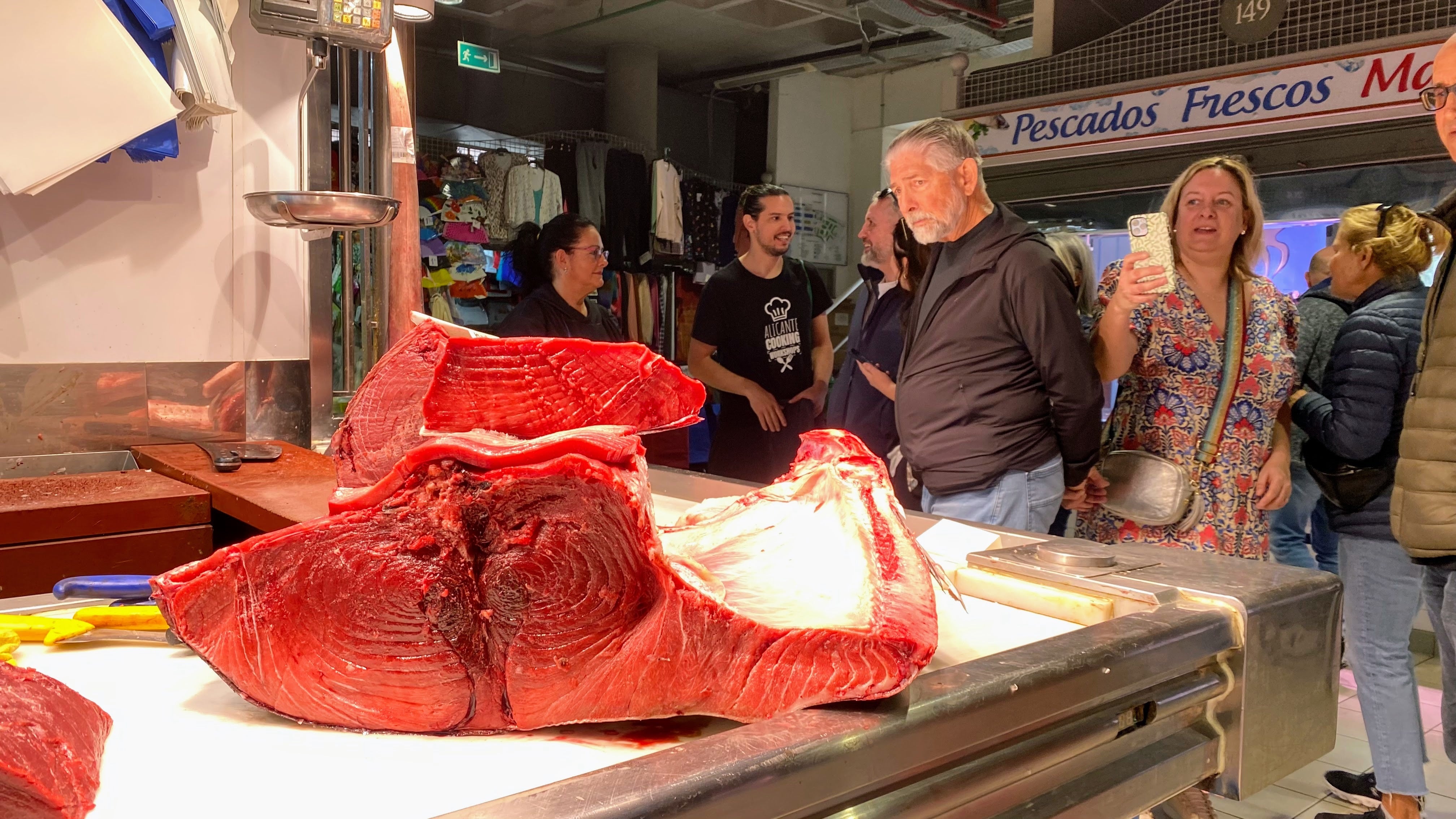 Imagen secundaria 2 - Los turistas en el Mercado Central. 