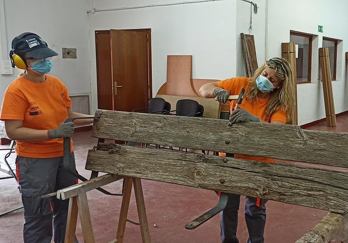 Mujeres en los talleres de empleo de Villena, en imagen de archivo.