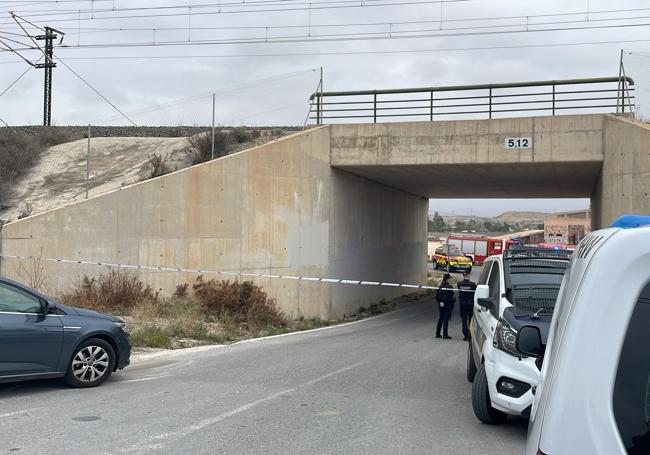 Despliegue policial y de emergencias bajo las vías del tren.