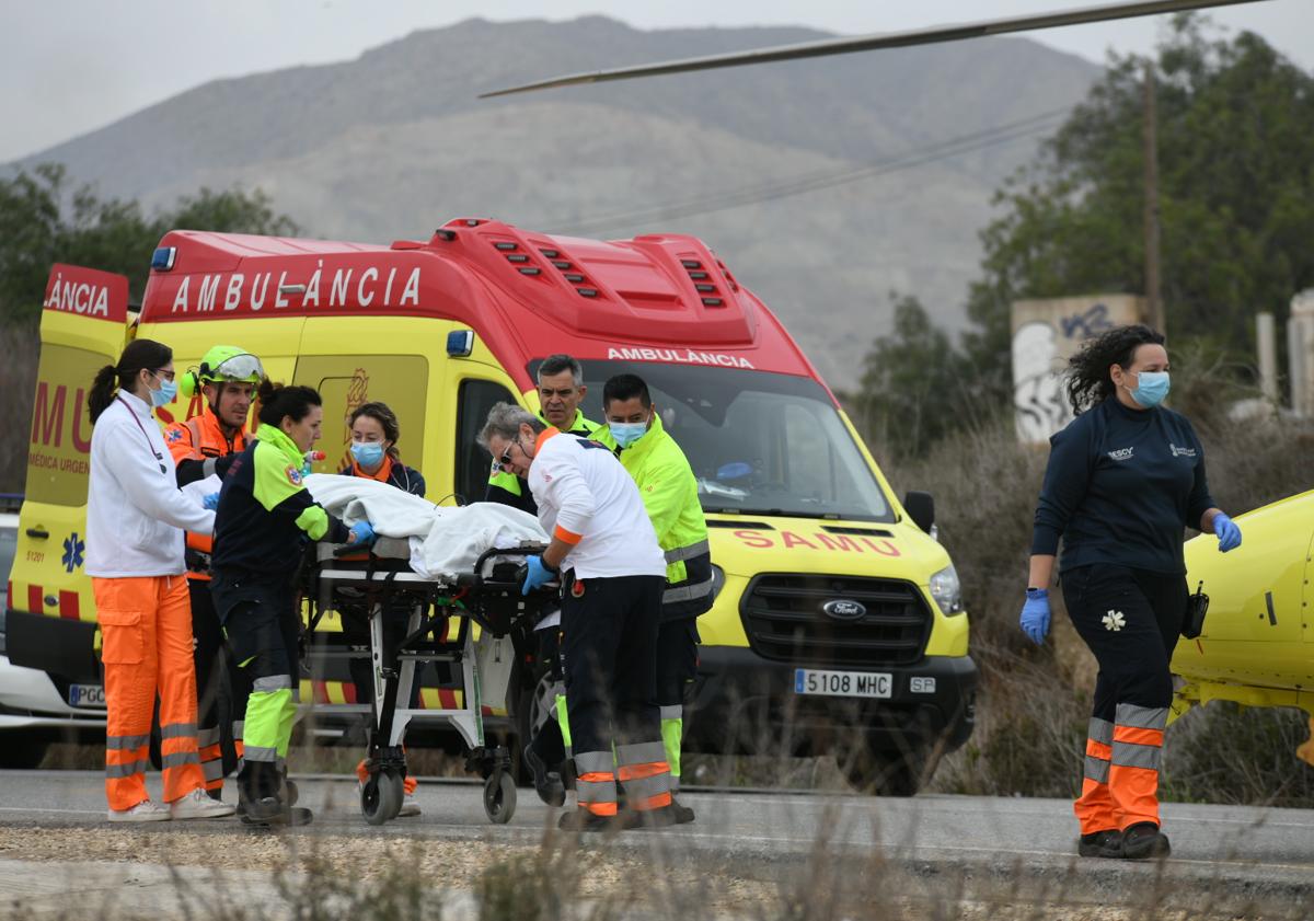 Imagen principal - 1: Traslado de un herido grave. 2: Autoridades. 3. Olivares y la bellea del foc con el hijo de Pedro Luis Sirvent.