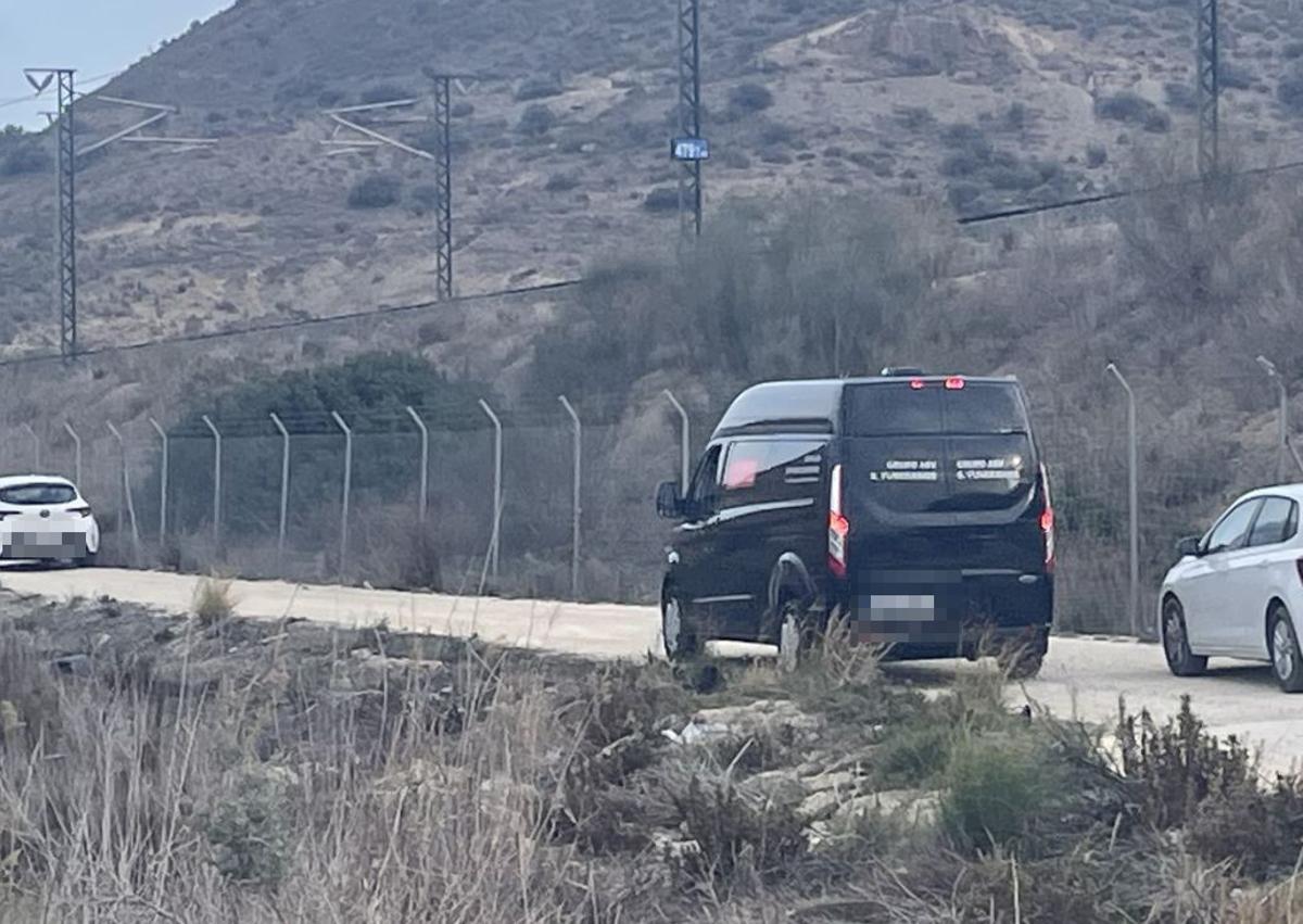 Imagen secundaria 1 - 1: Explosión de la pirotecnia. 2: Traslado del cuerpo de Pedro Luis Sirvent. 3: Bomberos en la zona.