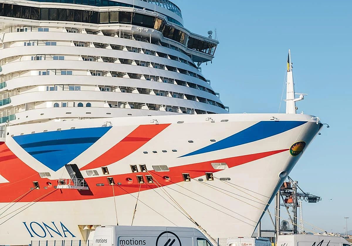 El primer gran crucero del año llega al puerto de Alicante con 5.200 pasajeros a bordo