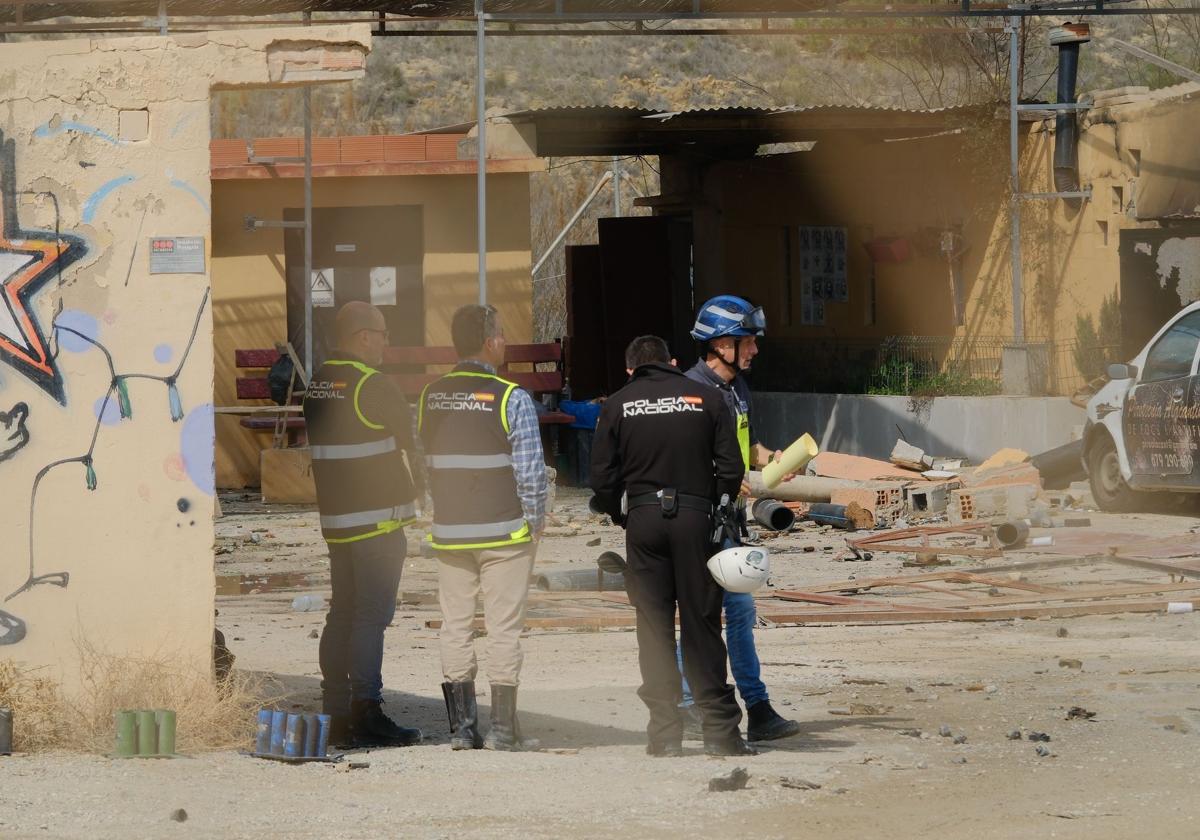 La Policía Científica, en la pirotecnia siniestrada este jueves.