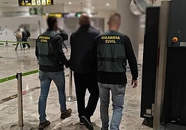 La Guardia Civil con el ladrón tras arrestarlo en el aeropuerto Alicante-Elche.