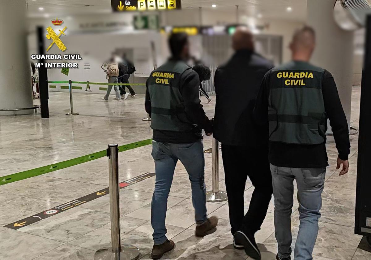 Detenido en el aeropuerto de Alicante-Elche un ladrón que desvalijó una vivienda en la Milla de Oro de Madrid