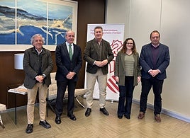 Las autoridades, en la renovación del convenio.