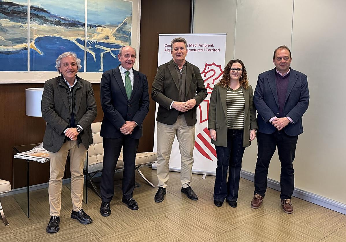 Las autoridades, en la renovación del convenio.