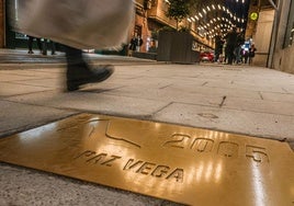 Placas con los nombres de las galardonadas en el nuevo Bulevar de la Mejor Calzada.