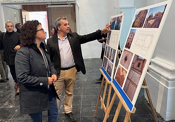 La diputada de Arquitectura, Carmen Sellés, con el alcalde de Aspe, Antonio Puerto