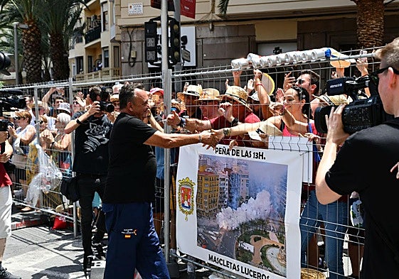 El desaparecido pirotécnico saluda a los asistentes en su última mascletà en Luceros.