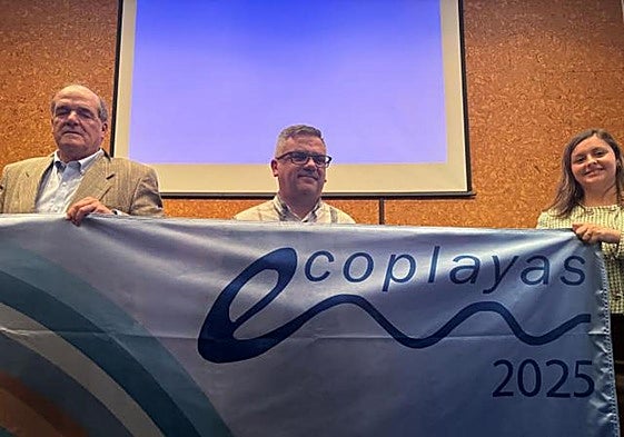 Las enseñas las recibió Víctor Manuel Baeza, técnico de la concejalía de Playas.