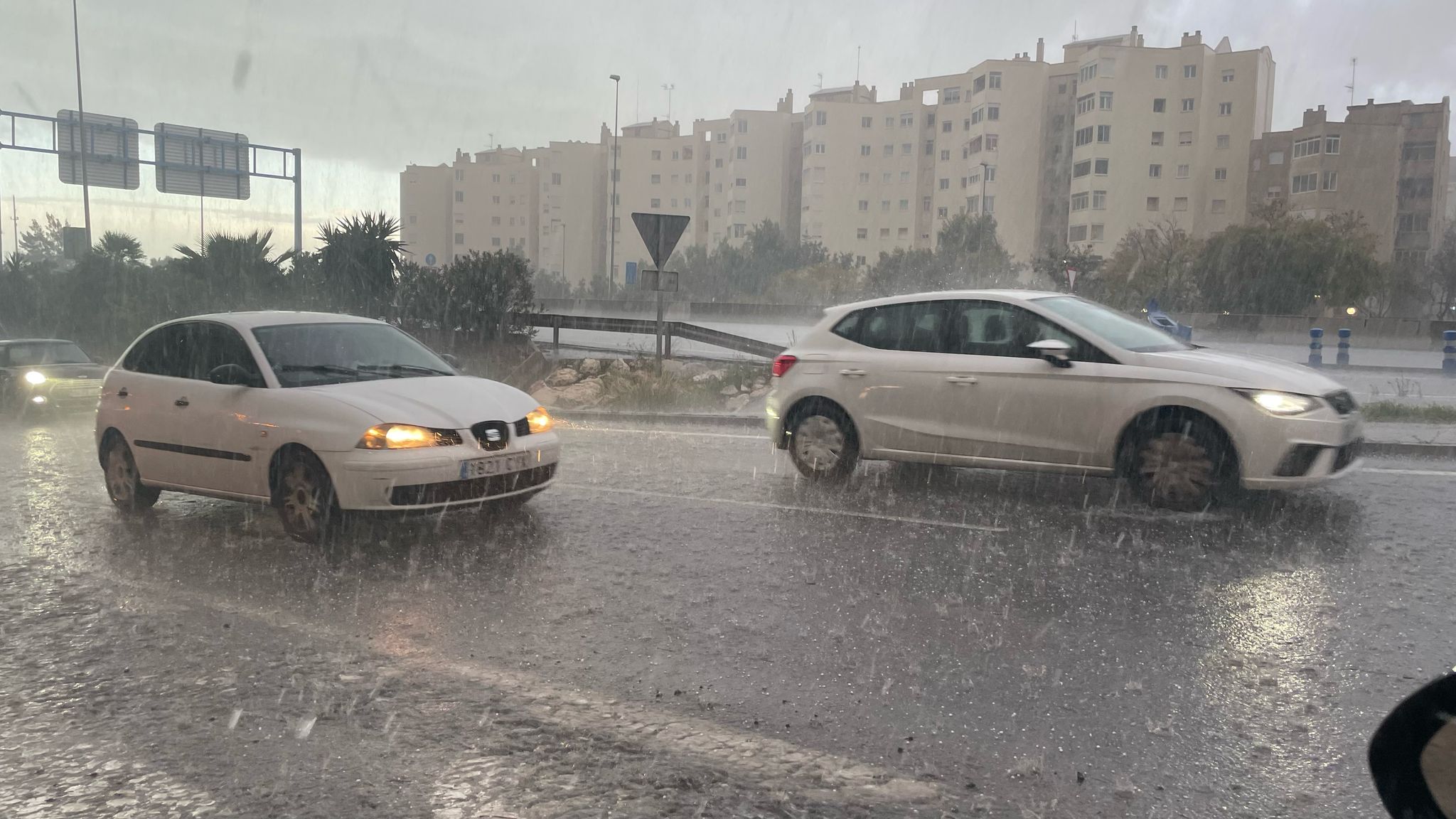 Imagen principal - Una intensa granizada cae sobre Alicante