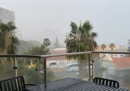 Lluvia descargando sobre la ciudad de Alicante.