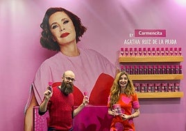 El CEO de Agatha Ruiz de la Prada y la representante de la diseñadora, con los nuevos botes de especias de Carmencita.