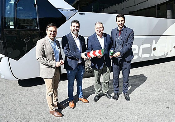 Responsables de Vectalia y de Erum Vial, con el nuevo sistema de seguridad.