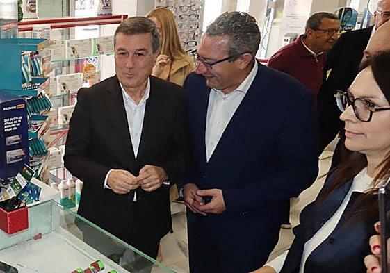 El conseller de Sanidad, Marciano Gómez, y el presidente de la Diputación de Alicante, Toni Pérez, en una farmacia.