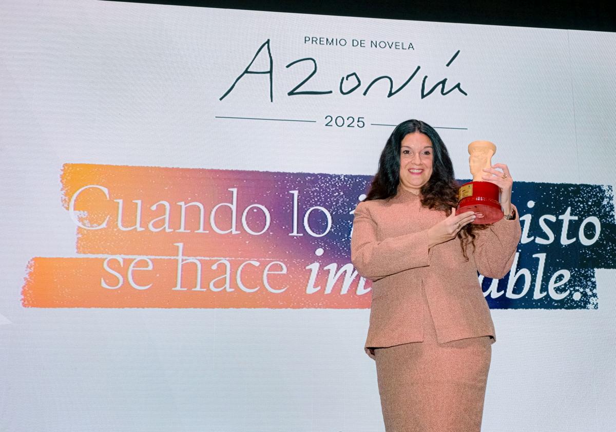 Imagen principal - Rosario Raro gana el Premio Azorín de Novela.