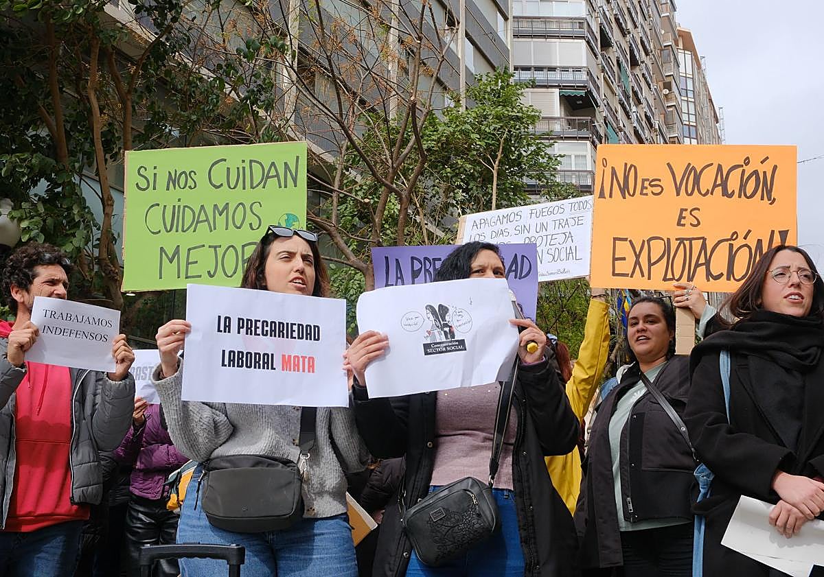 Imagen principal - Educadores sociales de Alicante reclaman mejores condiciones tras el asesinato de una trabajadora en Badajoz
