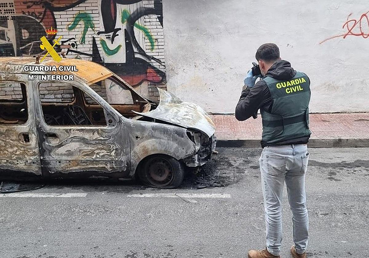 Coche quemado tras la discusión.