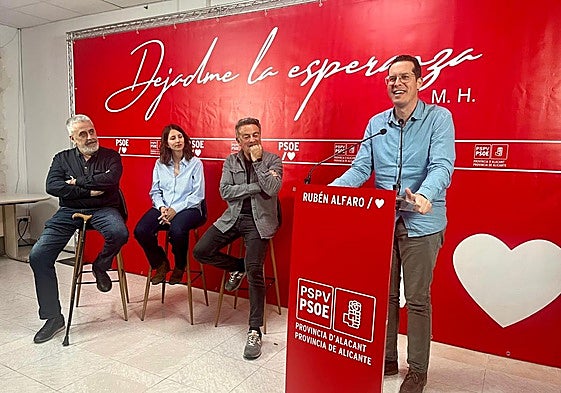 El secretario general del PSPV, Rubén Alfaro, durante su encuentro con militantes en la Marina Alta.