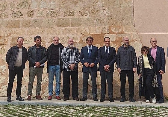 Las autoridades, en la presentación del centro de interpretación de las Torres de la Huerta.