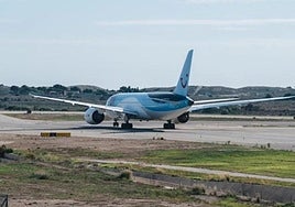 Un avión a punto de despegar en el aeropuerto de Alicante-Elche Miguel Hernández.