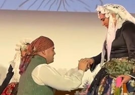 Pedida de mano en la presentación de la bellea de Avenida Costablanca-Entreplayas.