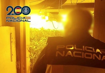 Unos traficantes de droga intentan huir rompiendo una pared y huyendo por el campo