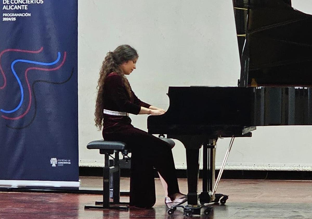 Pianist Oriana Larisa Kemelmajer Wins 'Society of Concerts-Oftalvist' Interpretation Award