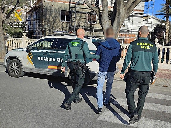 El detenido con los agentes de la Guardia Civil de Calp.-
