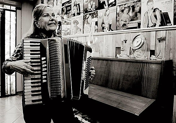 María Jesús y su acordeón en su casa de La Nucía.