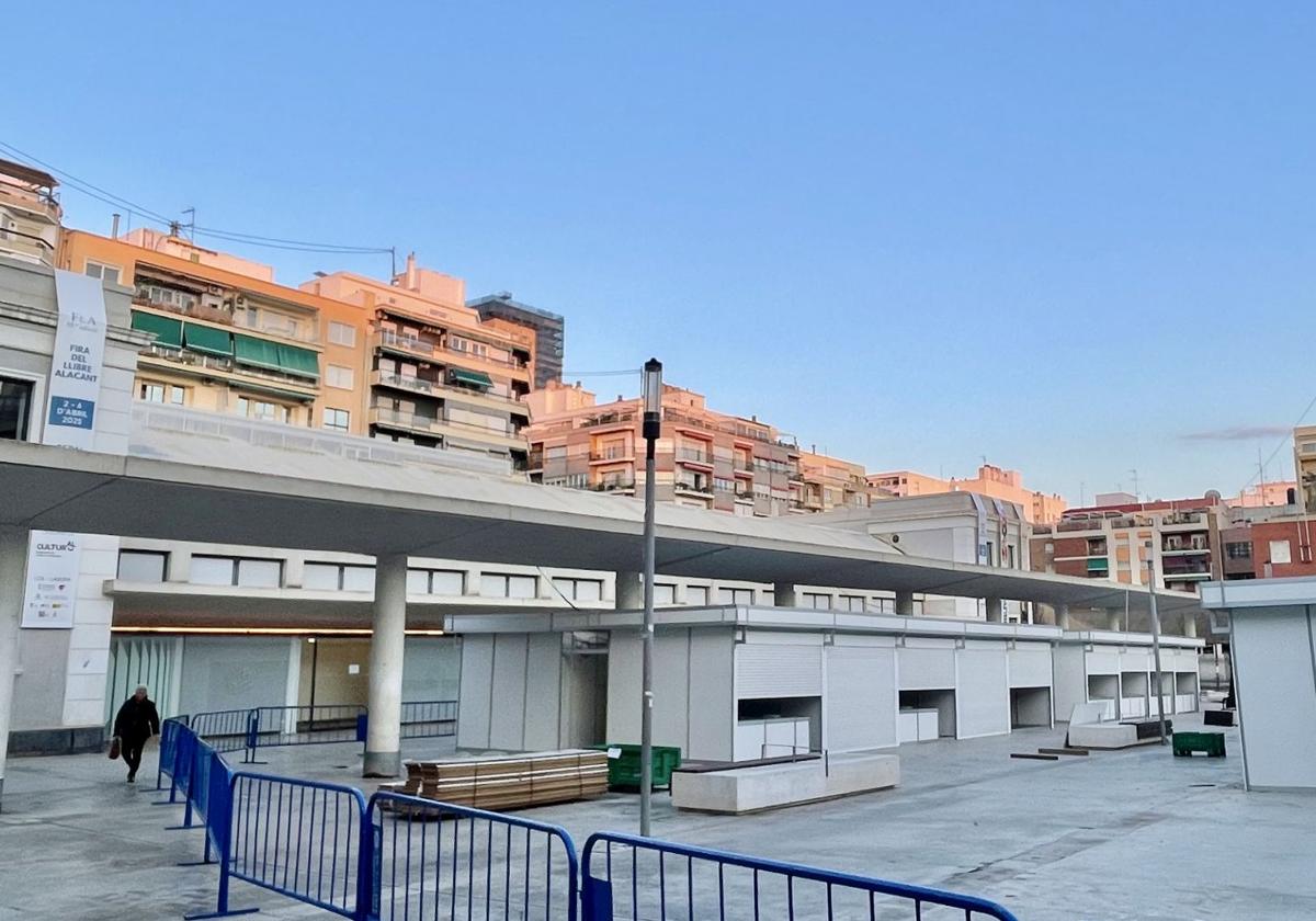 The Book Fair Stalls in Alicante Conquer Plaza Séneca