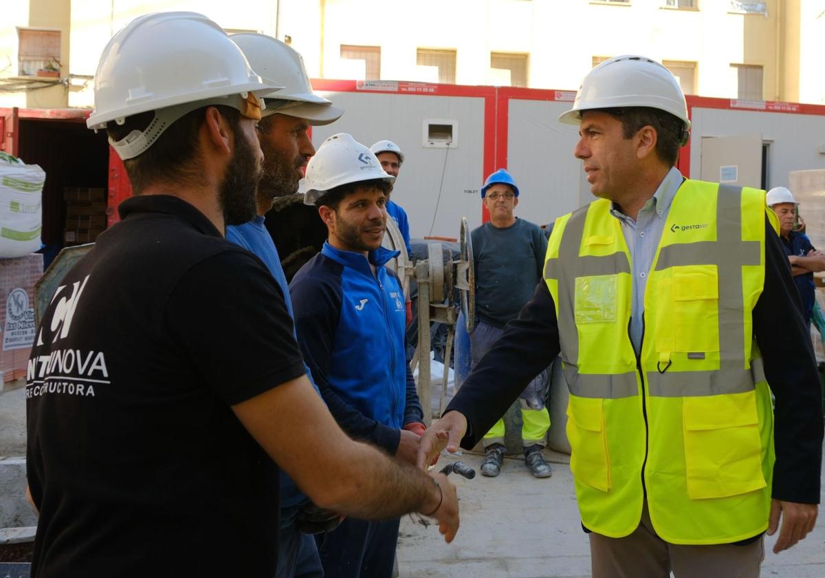 Carlos Mazón greets the workers.